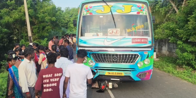 அரசு பேருந்தை முந்தி செல்ல முயன்ற தனியார் பேருந்து மோதி இருசக்கர வாகனத்தில் சென்ற கணவர் உயிரிழப்பு
