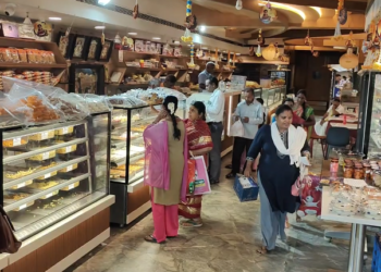 மயிலாடுதுறையில் பல்வேறு வகையான இனிப்பு பெட்டகங்களை ஆர்வமுடன் வாங்கி செல்லும் பொதுமக்கள்