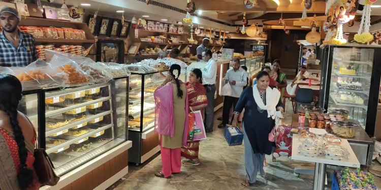 மயிலாடுதுறையில் பல்வேறு வகையான இனிப்பு பெட்டகங்களை ஆர்வமுடன் வாங்கி செல்லும் பொதுமக்கள்