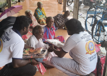 டெல்டா மாவட்டங்களில் நிராதரவாக சாலைகளில் சுற்றி திரியும் ஆதரவற்றோருக்கு தீபாவளி பண்டிகை