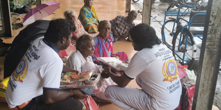 டெல்டா மாவட்டங்களில் நிராதரவாக சாலைகளில் சுற்றி திரியும் ஆதரவற்றோருக்கு தீபாவளி பண்டிகை