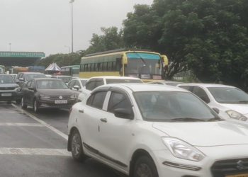 தீபாவளி பண்டிகையொட்டி சென்னை கிளாம்பாக்கத்தில் இருந்து மாமண்டூர் சுங்கத்துறை வரை 35Kmபோக்குவரத்து நெரிசல்