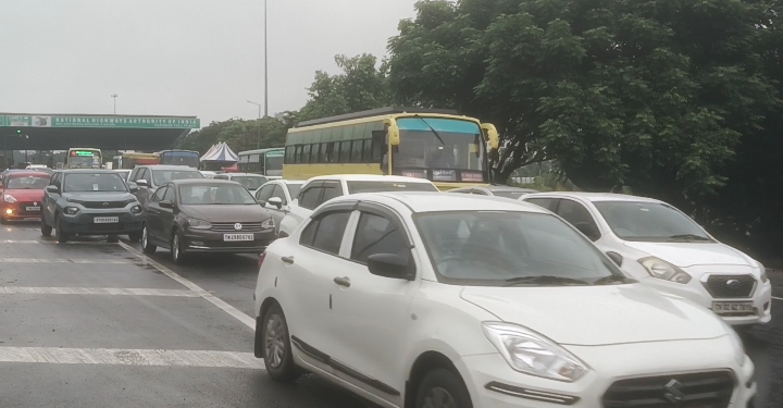 தீபாவளி பண்டிகையொட்டி சென்னை கிளாம்பாக்கத்தில் இருந்து மாமண்டூர் சுங்கத்துறை வரை 35Kmபோக்குவரத்து நெரிசல்