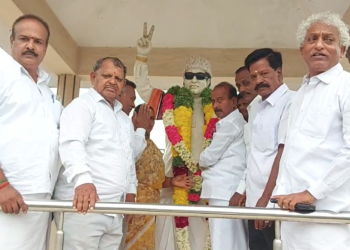 தொண்டர்களை நிறுத்திவிட்டு அர்ப்பணிப்புஉணர்வோடு தானேகடைக்குசென்று மாலைவாங்கி வந்துM.G.Rதிரு உருவசிலைக்கு மரியாதை