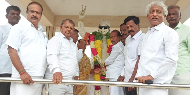 தொண்டர்களை நிறுத்திவிட்டு அர்ப்பணிப்புஉணர்வோடு தானேகடைக்குசென்று மாலைவாங்கி வந்துM.G.Rதிரு உருவசிலைக்கு மரியாதை