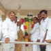 தொண்டர்களை நிறுத்திவிட்டு அர்ப்பணிப்புஉணர்வோடு தானேகடைக்குசென்று மாலைவாங்கி வந்துM.G.Rதிரு உருவசிலைக்கு மரியாதை