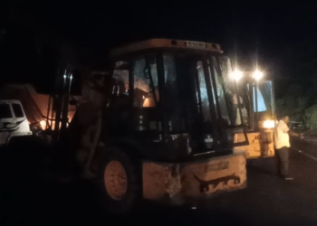 செங்கல்பட்டு தேசிய நெடுஞ்சாலை அருகே லாரி மின்கம்பத்தில் மோதி விபத்து  தீபாவளிவிடுமுறைக்காக  சொந்தஊர்களுக்கு செல்லும் மக்கள் அவதி