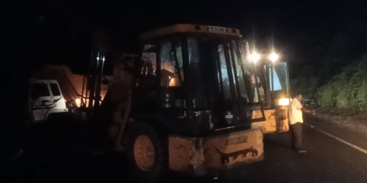 செங்கல்பட்டு தேசிய நெடுஞ்சாலை அருகே லாரி மின்கம்பத்தில் மோதி விபத்து  தீபாவளிவிடுமுறைக்காக  சொந்தஊர்களுக்கு செல்லும் மக்கள் அவதி