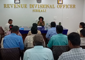 வடகிழக்கு பருவமழை தீவிரம்.சீர்காழியில் மாவட்ட கண்காணிப்பு அலுவலர் அனைத்து துறை அரசு அதிகாரிகளுடன் கலந்தாய்வு