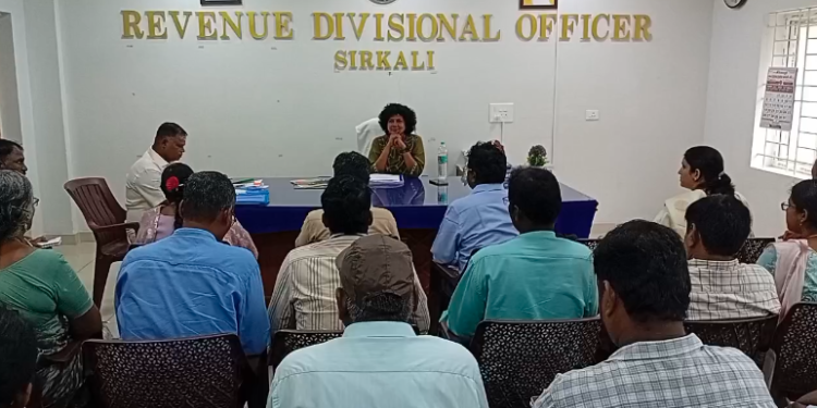 வடகிழக்கு பருவமழை தீவிரம்.சீர்காழியில் மாவட்ட கண்காணிப்பு அலுவலர் அனைத்து துறை அரசு அதிகாரிகளுடன் கலந்தாய்வு