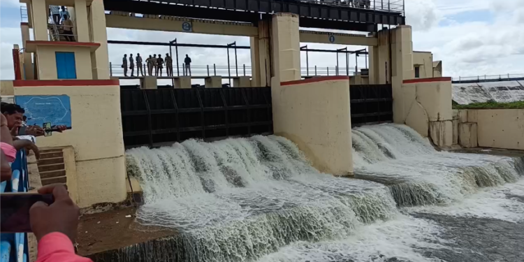 தமிழகத்தில் சில தினங்களாக பரவலாக மழை பெய்து வரும் நிலையில் புழல் ஏரி 750 கன அடி நீர் திறக்கப்பட்டுள்ளது