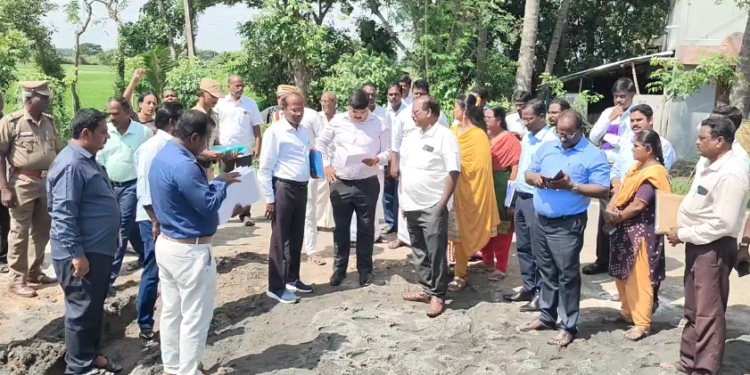 மயிலாடுதுறை மேலையூர் கிராமத்தில் இயங்கி வரும் நேரடி நெல் கொள்முதல் நிலையத்தில் நெல் கொள்முதல்&கொள்முதல் செய்யப்பட்ட நெல் மூட்டைகளின் நகர்வு பணி