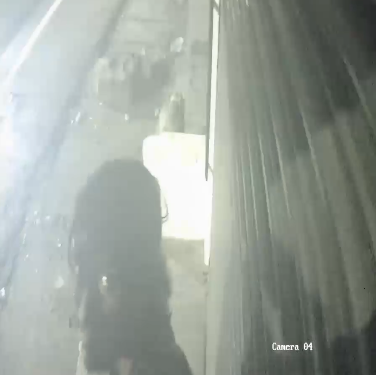 மயிலாடுதுறையில் நள்ளிரவு நேரத்தில் கடை ஒன்றில் CCTV கேமராவை திருடும் மர்ம நபர்