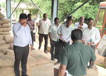 மயிலாடுதுறை மாவட்டத்தில் மணக்குடி, கிடாரங்கொண்டான் அரசு நேரடி நெல் கொள்முதல் நிலையங்களில் கொள்முதல் பணிகளை மாவட்ட ஆட்சியர் ஆய்வு