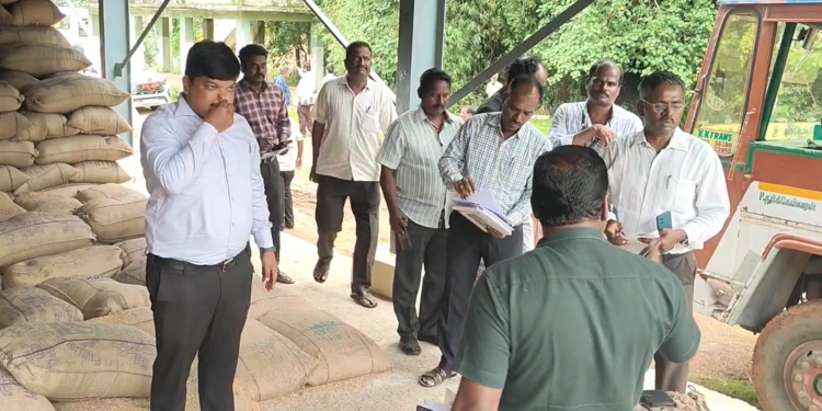 மயிலாடுதுறை மாவட்டத்தில் மணக்குடி, கிடாரங்கொண்டான் அரசு நேரடி நெல் கொள்முதல் நிலையங்களில் கொள்முதல் பணிகளை மாவட்ட ஆட்சியர் ஆய்வு