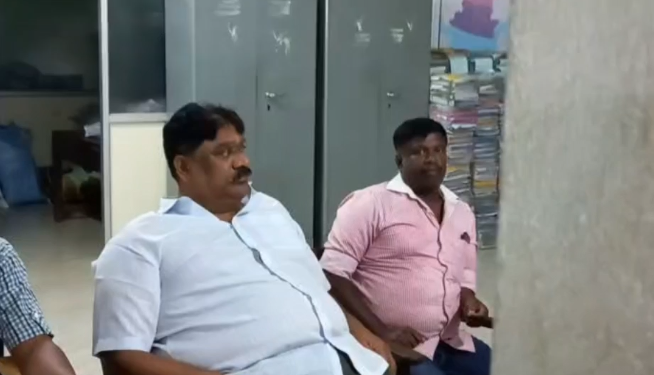 கொள்ளையனிடமே கொள்ளையடித்த காவல்ஆய்வாளர் 1 லட்சத்து 15 ஆயிரம்வாங்கியபோது லஞ்சஒழிப்புபிரிவு போலீசாரால்கைது