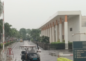 TVK தலைவர் விஜய் மாமல்லபுரத்தில் பாதிப்படைந்த மக்களுடன் சந்திப்பு