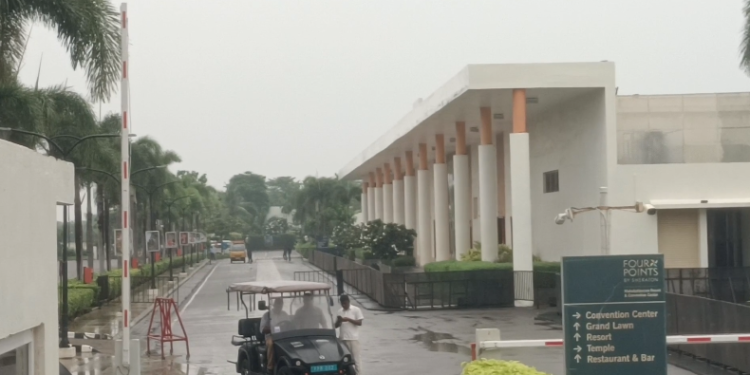 TVK தலைவர் விஜய் மாமல்லபுரத்தில் பாதிப்படைந்த மக்களுடன் சந்திப்பு