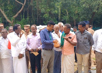 சீர்காழி பழைய பாளையம் கிராமத்தில் அரசு நேரடி நெல் கொள்முதல் நிலையத்தில் ஒன்றிய & மாநில குழுவினர் ஆய்வு