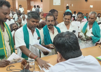 கடந்த வாரம் பெய்த கனமழையால் பாதிக்கப்பட்ட பயிர்களை பார்வையிடாததை கண்டித்து விவசாயிகள் வெளிநடப்பு