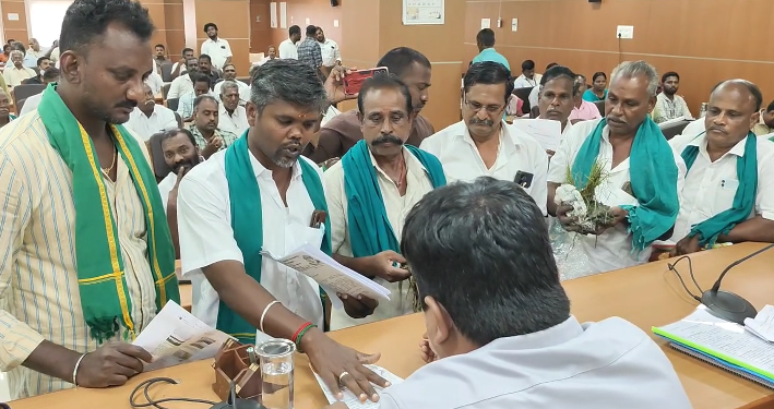 கடந்த வாரம் பெய்த கனமழையால் பாதிக்கப்பட்ட பயிர்களை பார்வையிடாததை கண்டித்து விவசாயிகள் வெளிநடப்பு