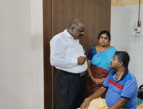 சிறப்பு உதவி ஆய்வாளர் தாக்கி டெய்லர் மருத்துவமனையில் அனுமதி போலீசார் மிரட்டுவதாக  டெய்லர் மனைவி புகார்