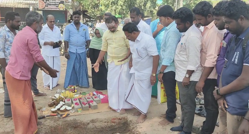 மயிலாடுதுறை நகராட்சி சார்பாக ரூ 90 லட்சம் மதிப்பீட்டில் புதிய நகராட்சி வணிக வளாகம் கட்டும் பணிக்கு அடிக்கல் நாட்டு விழா