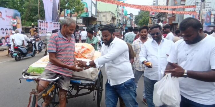 இட்லி கடை வெற்றி பெற, மக்களுக்கு இட்லி