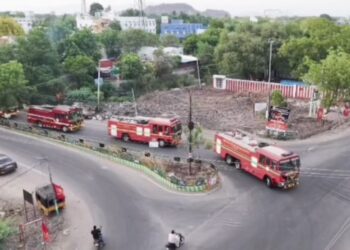 தீயணைப்பு வீரர்களை பார்த்து பயந்த மக்கள்..!