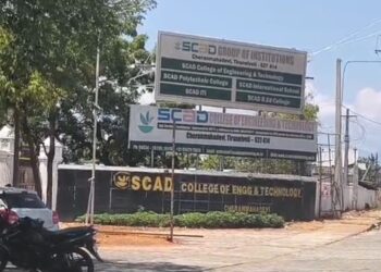 மாணவிக்கு பிரச்சனை… தாக்குதலில் இறங்கிய மாணவர்கள்.!