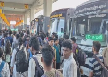 தீபாவளி கொண்டாட்டம் – நிற்க இடமில்லாமல் நிரம்பிய பேருந்து ரயில் நிலையங்கள்