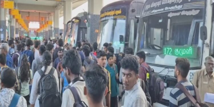 தீபாவளி கொண்டாட்டம் – நிற்க இடமில்லாமல் நிரம்பிய பேருந்து ரயில் நிலையங்கள்