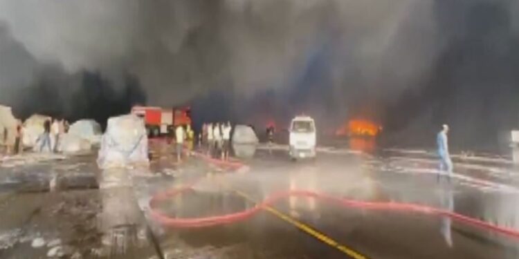 டாக்கா விமான நிலையத்தில் பெருந்தீ – சென்னையிலிருந்து புறப்பட்ட விமானம் மீண்டும் திரும்பியது