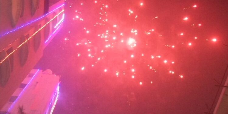 இரவில் வேகமெடுத்த தீபாவளி கொண்டாட்டம்!