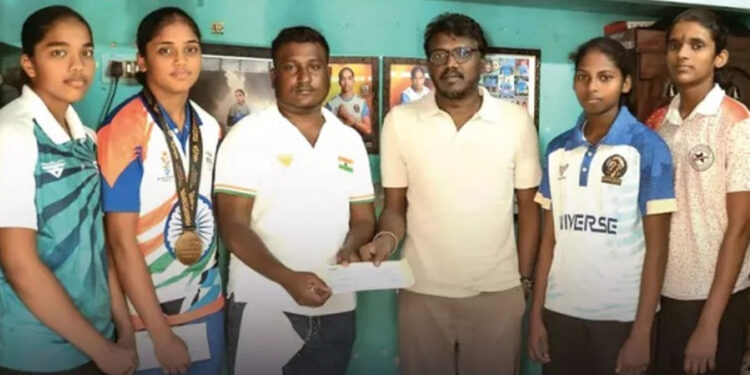 தங்கம் வென்ற கில்லி கார்த்திகாவுக்கு மாரி செல்வராஜ் பாராட்டு : ₹10 லட்சம் ஊக்கத்தொகை !