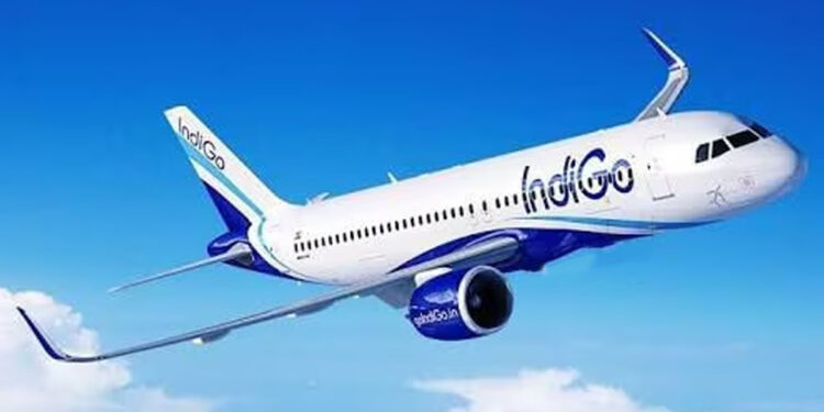 பறக்கும் நிலையிலே கண்ணாடி உடைந்த இண்டிகோ விமானம் பயணிகள் அதிர்ச்சி !