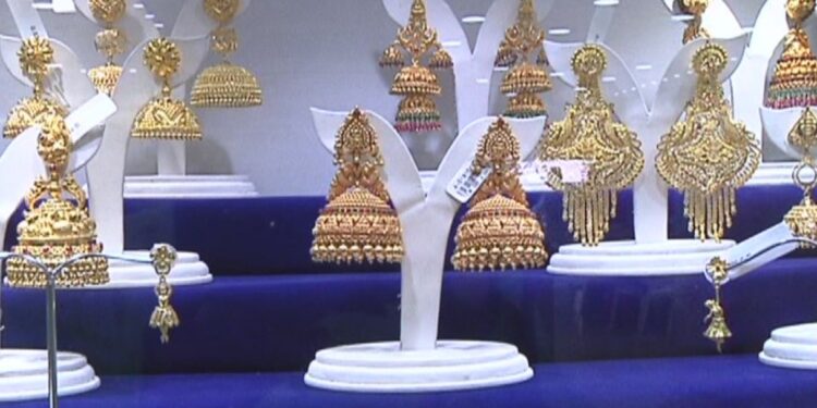 முத்துராமலிங்க தேவர் தங்க கவசம் லாக்கரிலிருந்து எடுத்து கொடுக்கப்பட்டது