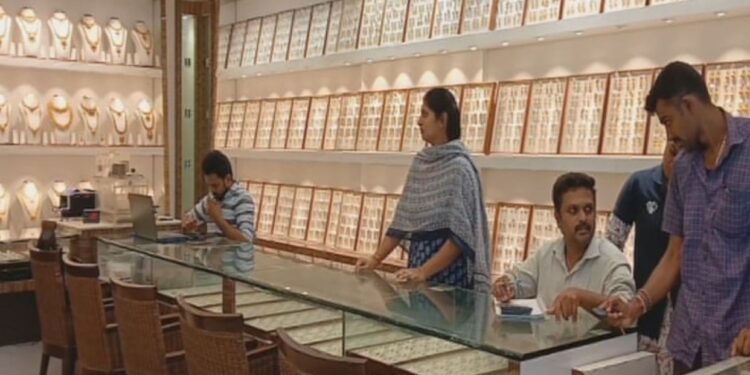 தங்கம் விலை உயர்வால் காற்று வாங்கும் நகைக்கடைகள்