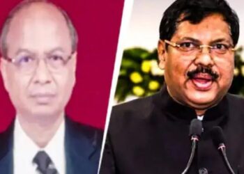 உச்சநீதிமன்ற தலைமை நீதிபதி மீது காலணி வீச முயற்சி