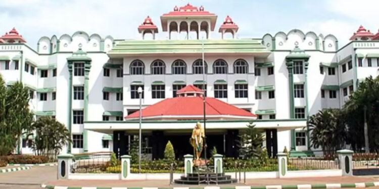 இஸ்லாமியரும் கிறிஸ்தவர்களும் குழந்தைகளை தத்தெடுக்கலாம் – சென்னை உயர் நீதிமன்றத்தின் மதுரை கிளை உத்தரவிட்டுள்ளது