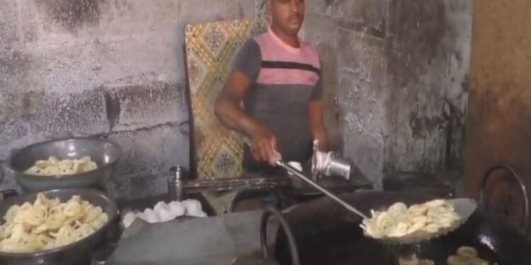 முறுக்கு முறுக்கு..தீபாவளிக்கு பலவகை முறுக்குகள் தயார்