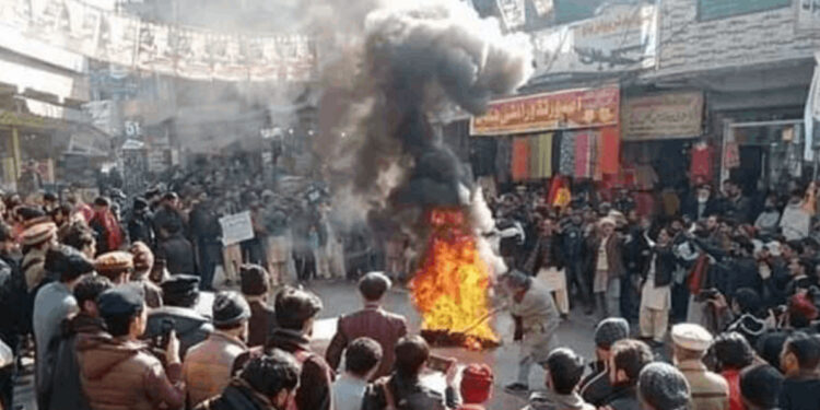 பாகிஸ்தான் ஆக்கிரமிப்பு காஷ்மீரில் போராட்டம் – துப்பாக்கிச் சூட்டில் 8 பேர் பலி