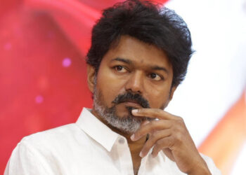 கரூரில் இறந்தவர்களின் படங்களுக்கு முன்பு விஜய் கண்ணீர் !