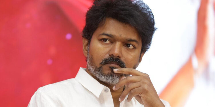 கரூரில் இறந்தவர்களின் படங்களுக்கு முன்பு விஜய் கண்ணீர் !