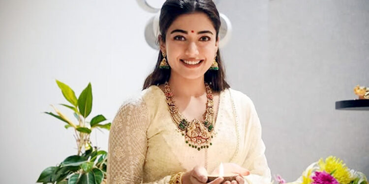 “எங்களுக்கும் குடும்பம் இருக்கிறது… இப்படி செய்யாதீர்கள் !” – ராஷ்மிகா மந்தனா