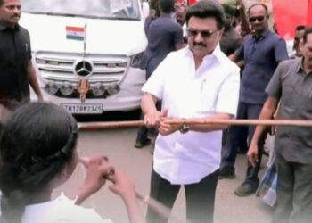 “கம்பை கொஞ்சம் கொடுங்க !” – சிலம்பம் சுற்றி அசத்திய முதல்வர் ஸ்டாலின்