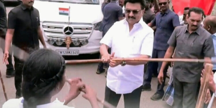 “கம்பை கொஞ்சம் கொடுங்க !” – சிலம்பம் சுற்றி அசத்திய முதல்வர் ஸ்டாலின்