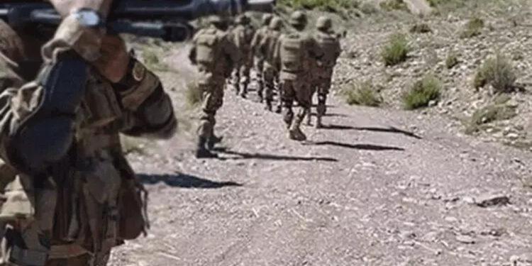 பாகிஸ்தானில் பயங்கரவாத தாக்குதல் : ராணுவத்தினர் 11 பேர் பலி