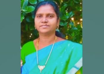 சாலையில் நடந்து சென்ற ஆசிரியை மீது டிராக்டர் மோதி பலி