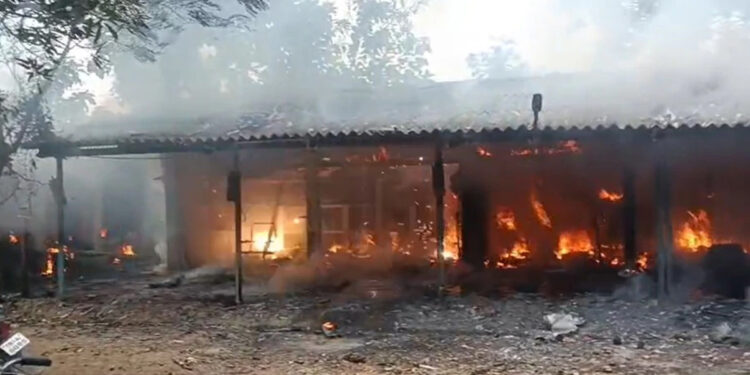 ஆந்திராவில் பட்டாசு ஆலையில் தீ : 6 பேர் உயிரிழந்தனர், 2 பேர் காயம்